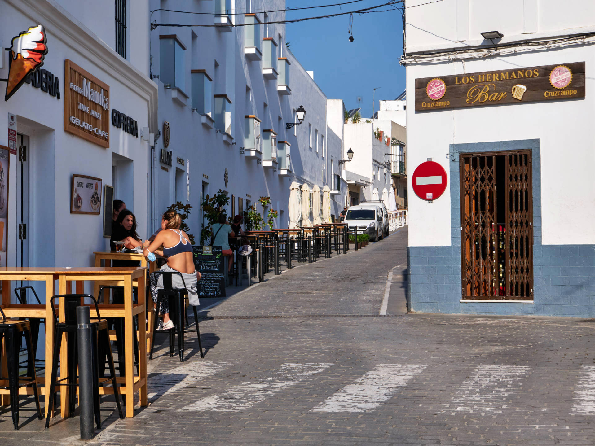 Hübsche Cafes, Bars und Restaurants prägen den Ortskern von Conil de la Frontera.