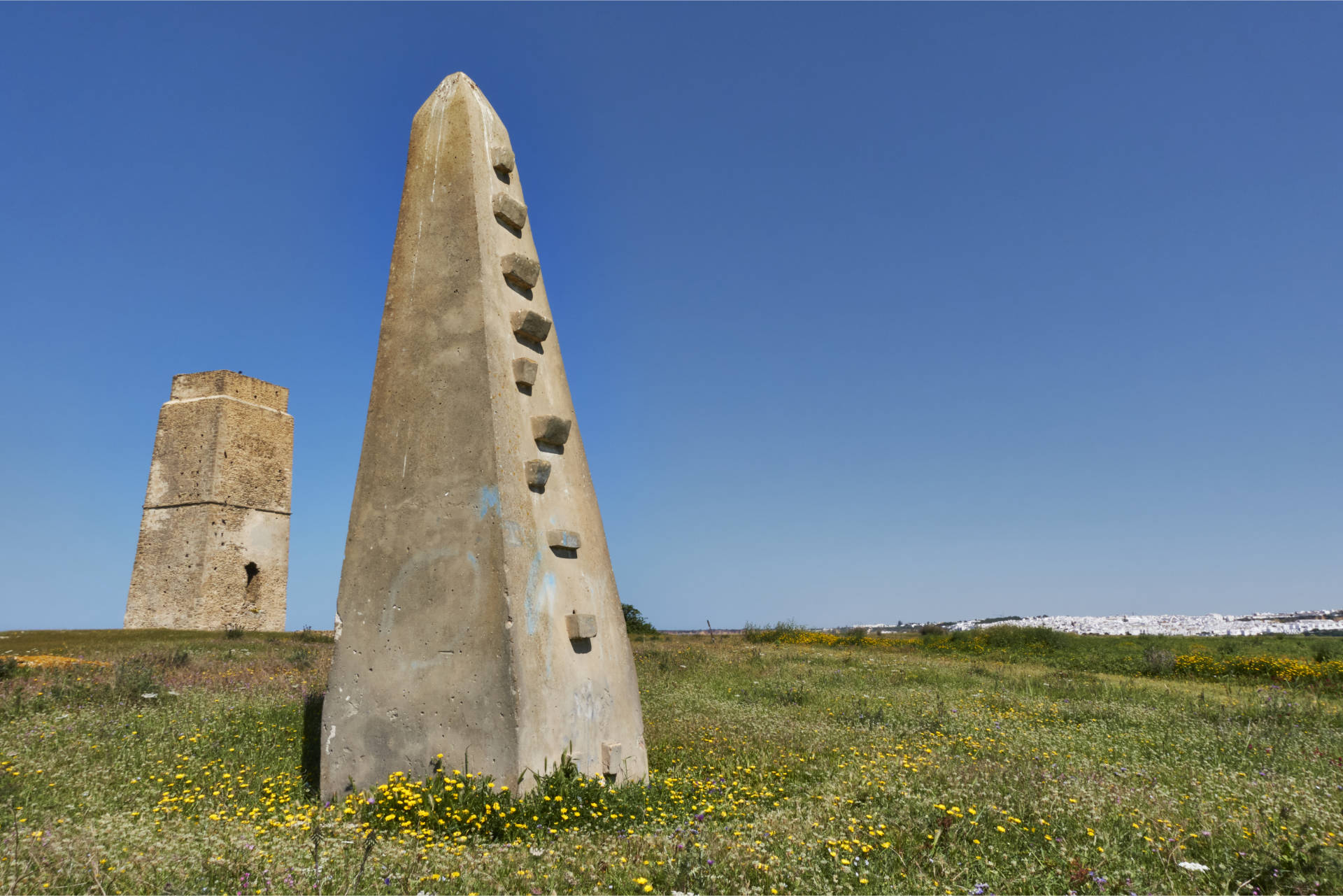 Torre de Castilnovo und Pfeiler für die Netzleinen der Almadraba.