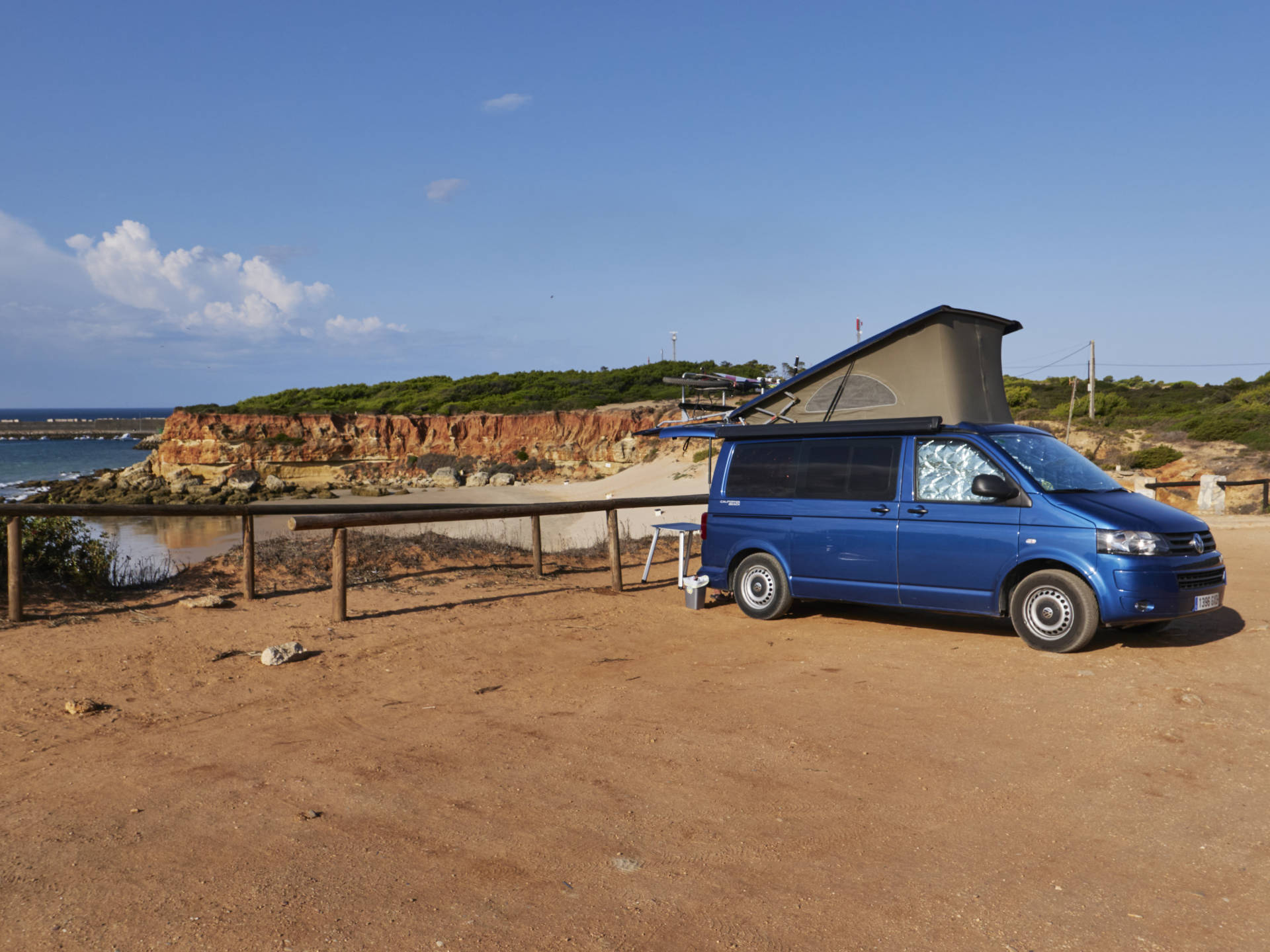 Parkplatz über der Cala del Aceite – beliebt bei Surfern und der Vanlife Szene.