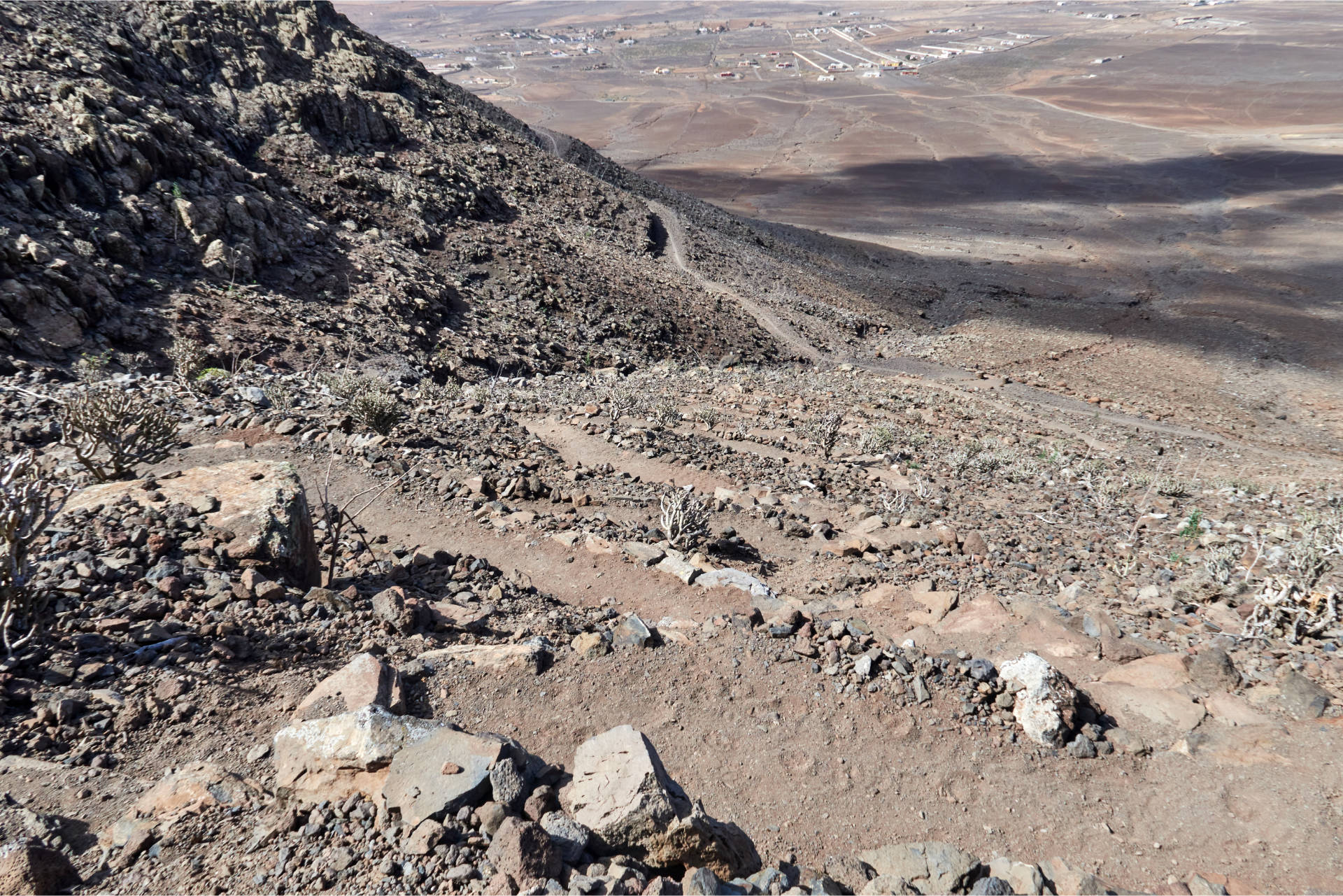 Der Trail nach Casillas del Ángel wird steil und geht in Serpentinen über.