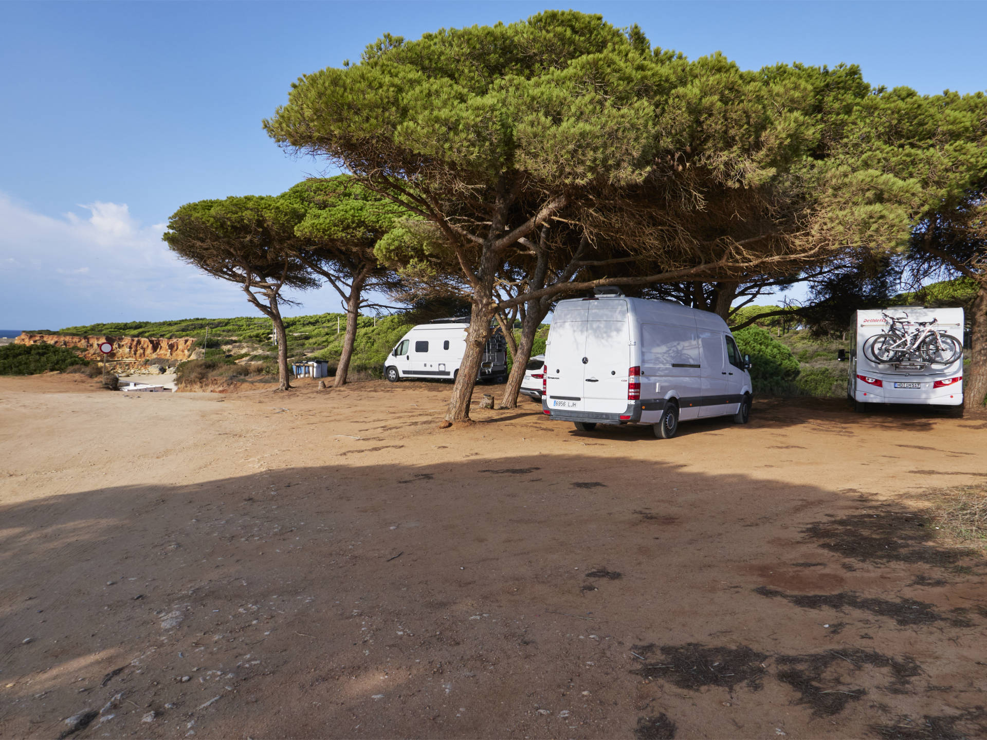 Parkplatz über der Cala del Aceite – beliebt bei Surfern und der Vanlife Szene.