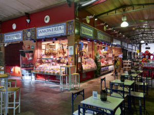 Stehtische im Mercado de Triana Sevilla für den Imbiss.