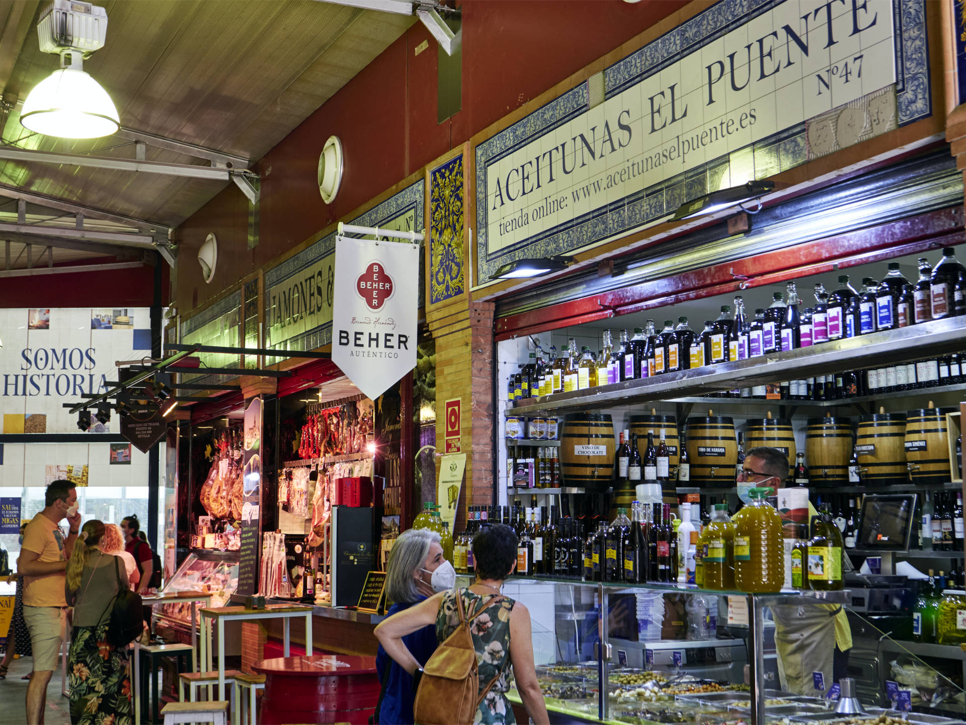 Der tienda Aceitunas del Puente im Mercado de Triana Sevilla.
