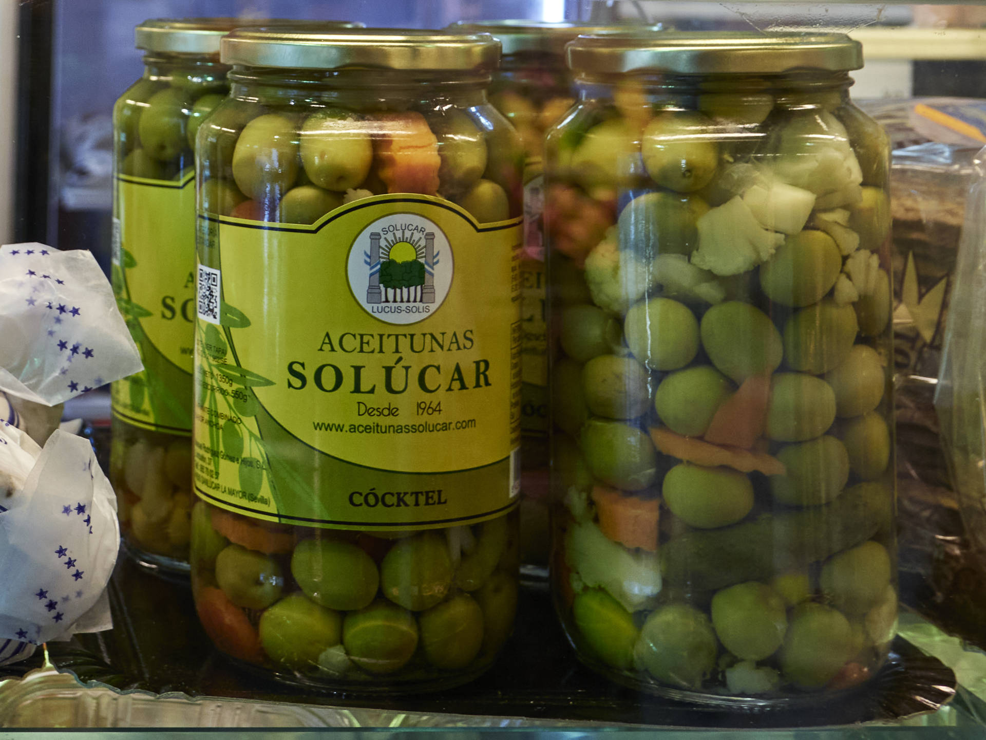 Der tienda Aceitunas del Puente im Mercado de Triana Sevilla.