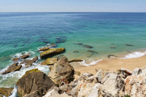 Kristallklares Wasser in der Cala de Isabel am Cabo de Trafalgar.