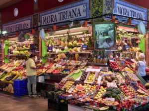 Prächtiges Spiel der Farben im Mercado de Triana Sevilla.