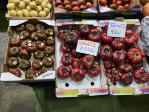 Blaue Tomaten und andere historische Sorten im Mercado de Triana Sevilla.
