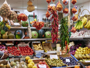 Frische Chili Schoten im Mercado de Triana Sevilla.