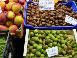 Edelkastanien und Feigen im Mercado de Triana Sevilla.