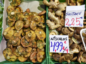 Pilze, Ingwer und mehr im Mercado de Triana Sevilla.