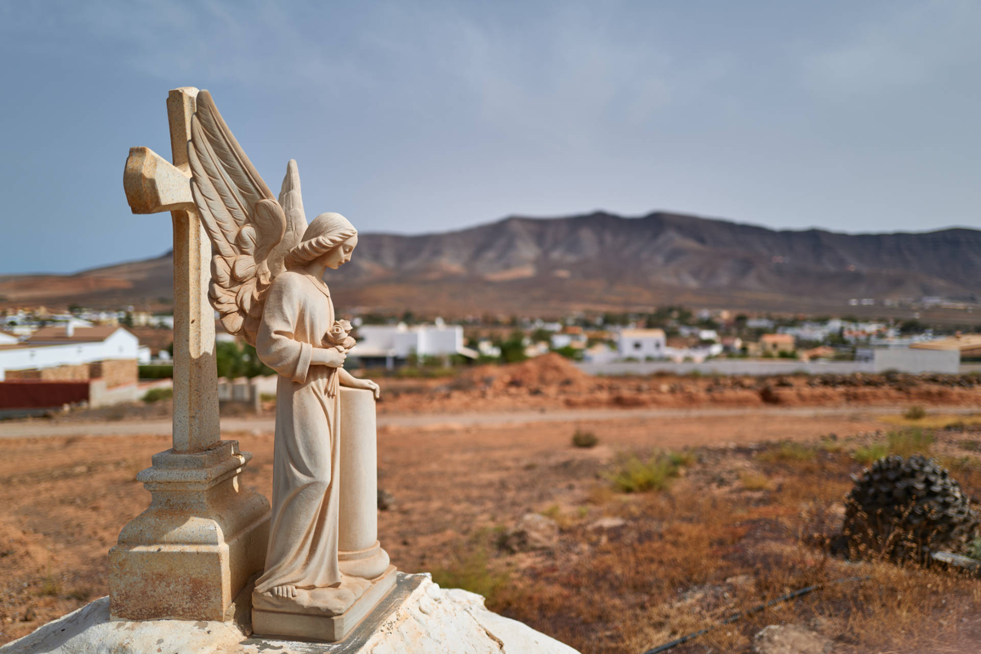 Blick von der Ermita de San Ángel – Casillas del Ángel, dahinter der Bergrücken des Trails Richtung Tetir.