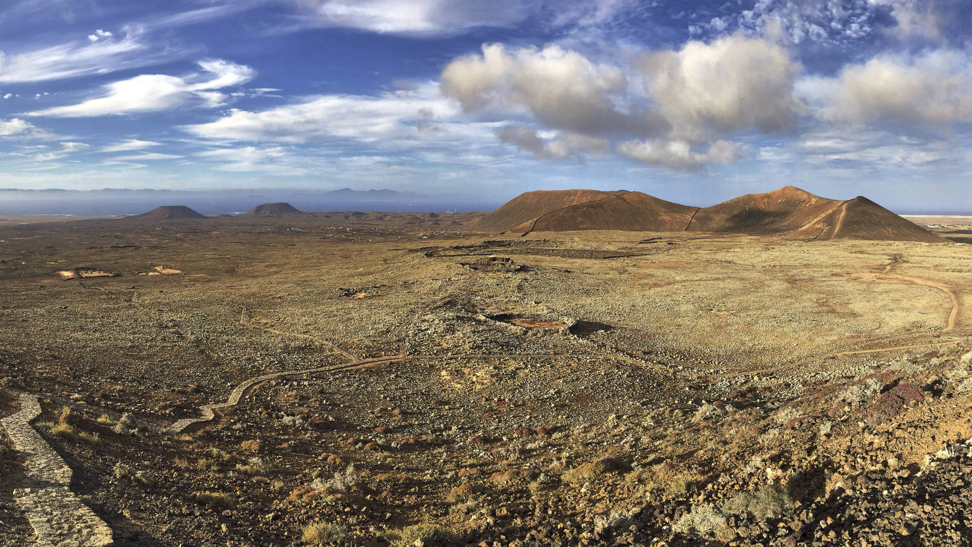 Vulkankette zwischen Corralejo und Lajares vom Calderón Hondo – in der Ferne links Lanzarote, rechts El Jable.