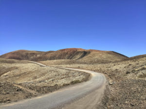 Auf der Piste von Lajares nach Corralejo – die dem Bayuyo nördlich vorgelagerten Vulkane Las Calderas (249m), Caldera Encantada (206m) und Caldera de Rebanada (251m).