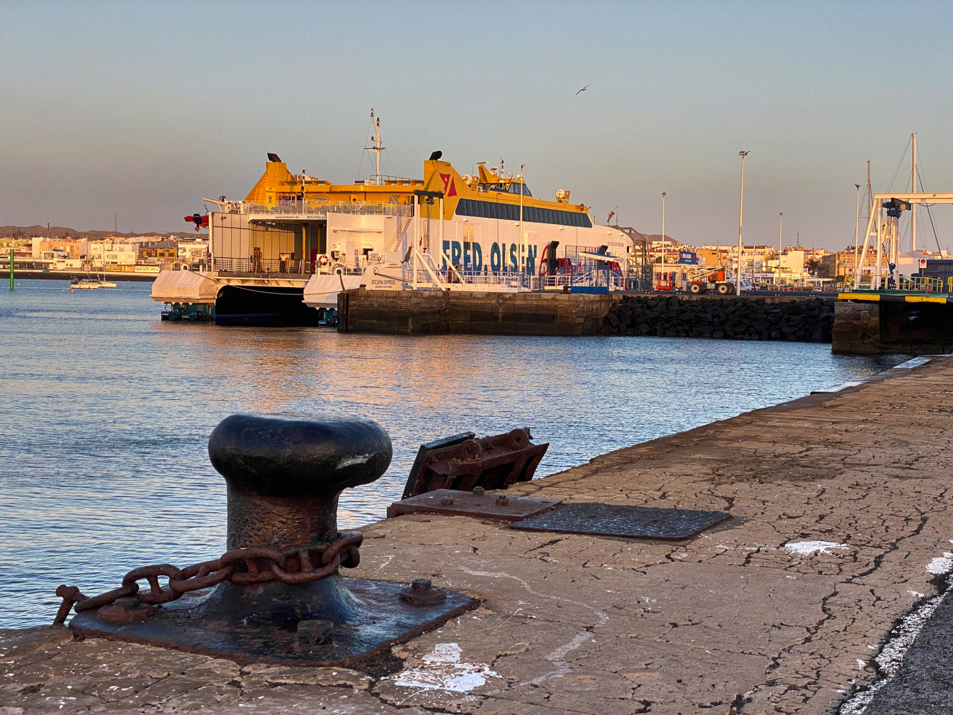 Der Fährhafen von Corralejo bei Sonnenaufgang – Morgen Fähre nach Playa Blanca Lanzarote.