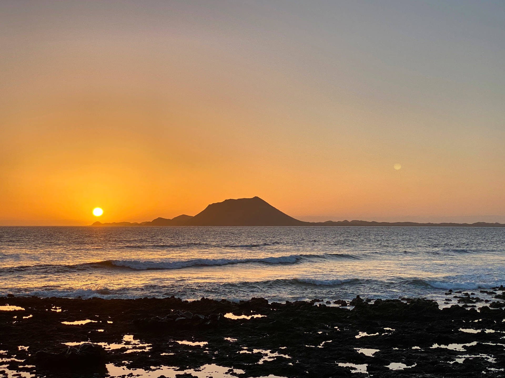 6:48 Uhr – die Sonne geht über der Isla de Lobos auf.