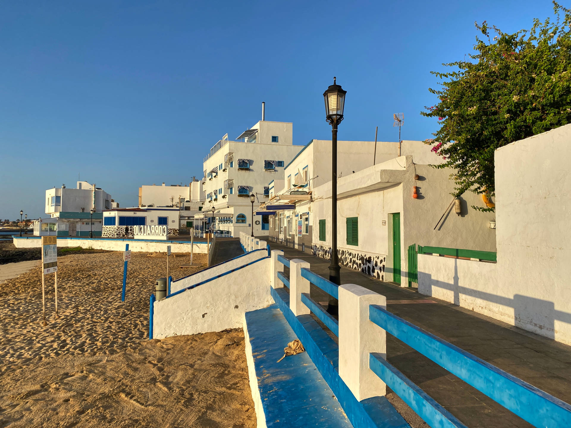 Corralejo – einsam liegt der Playa de la Clavellina in der Morgensonne.