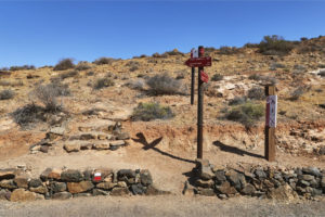 Von der Aula de la Naturaleza Parra Medina hinauf zu den Casas de los Padrones.