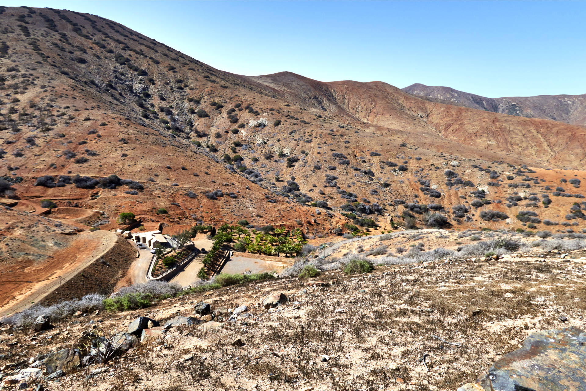 Blick von den Casas de los Padrones hinunter zur Aula de la Naturaleza Parra Medina.