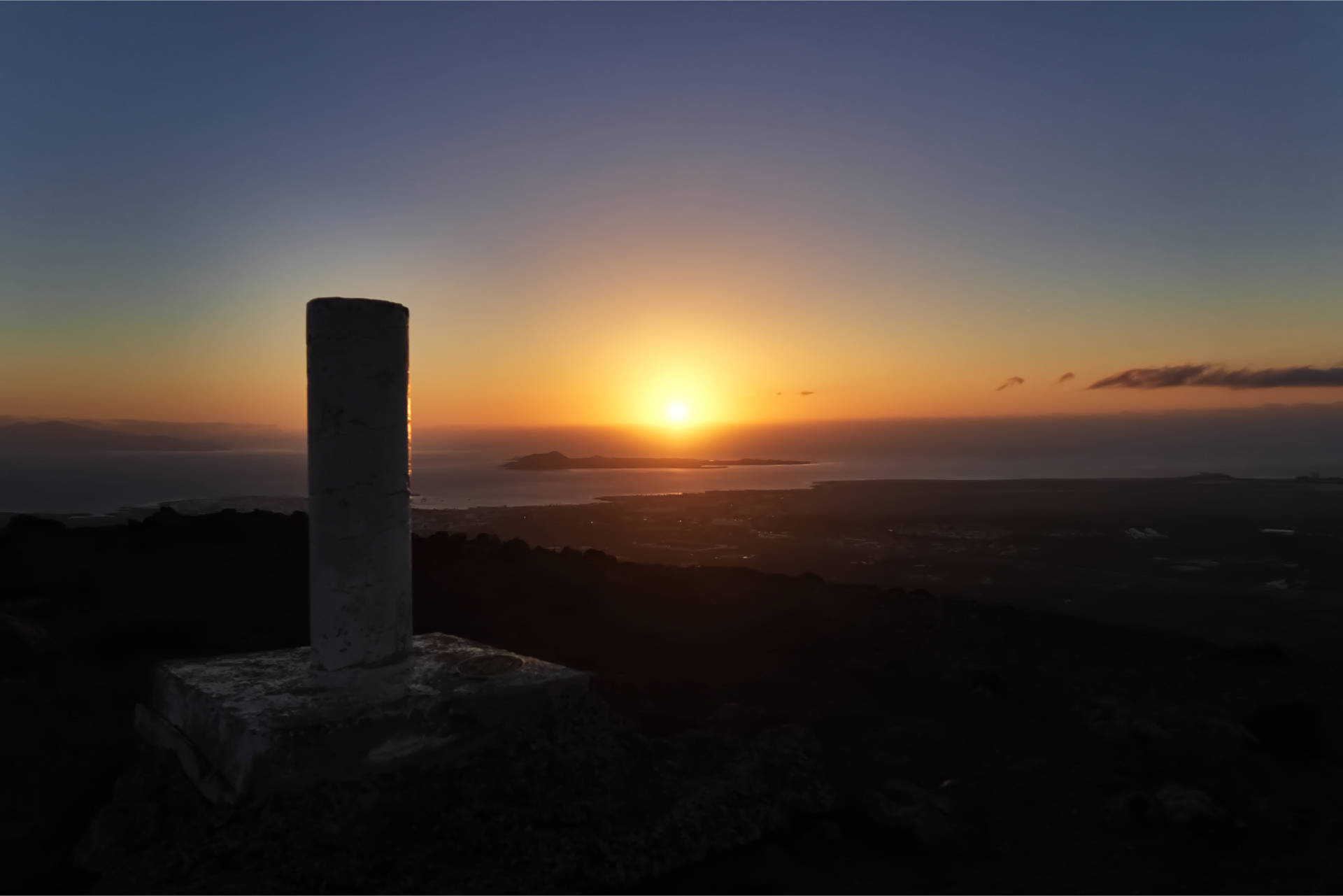 Sonnenaufgang am Bayuyo – Messpunkt des Instituto Geográfico Nacional de Españ Sonnenaufgang, Isla de Lobos.