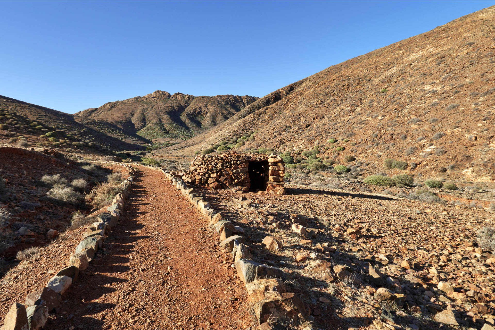 Im Barranco Teguereyde – Blick Richtung Degollada los Granadillos und die markante Erhebung Risco Blanco.