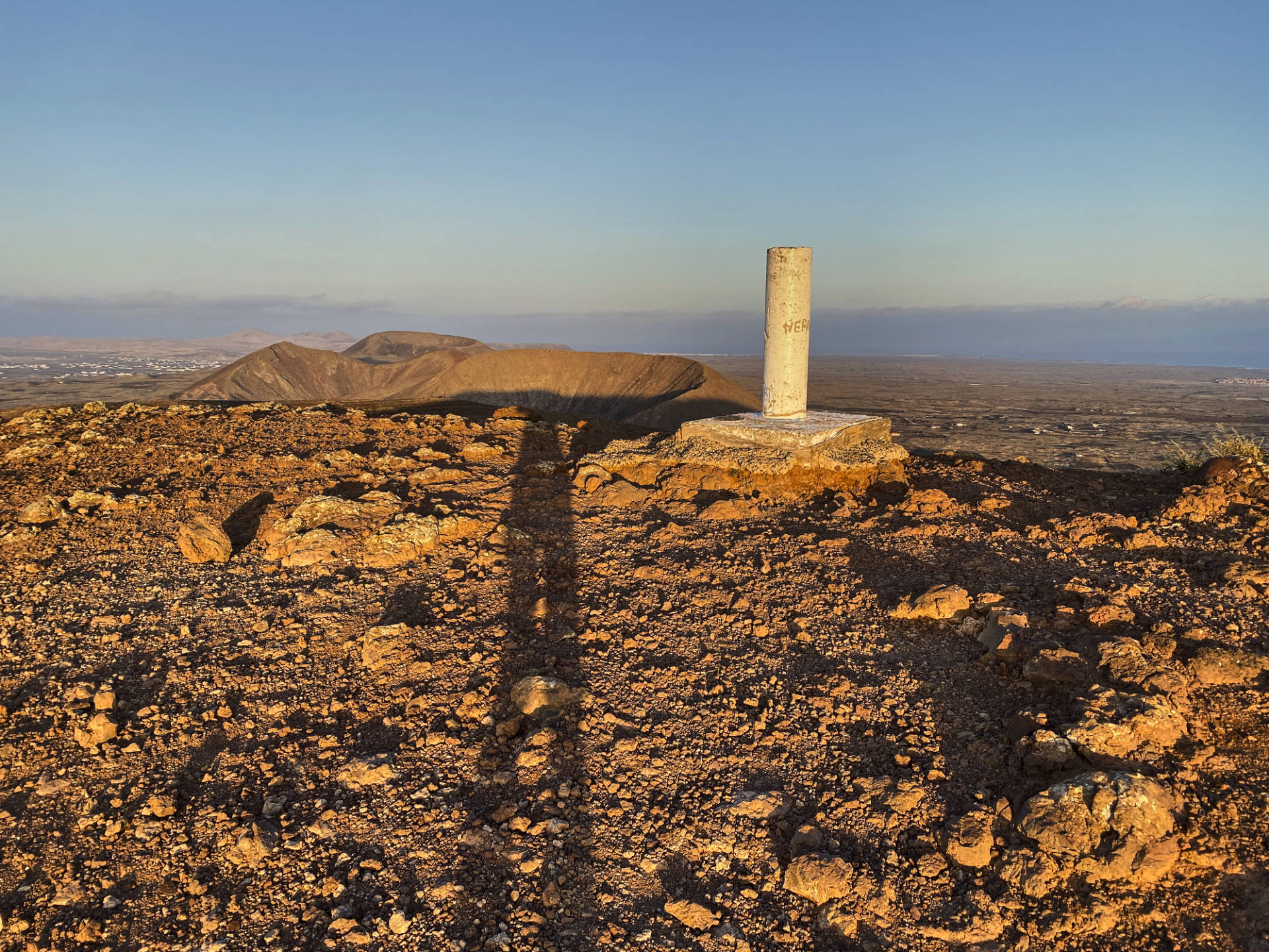 Blick vom Bayuyo nach Südwesten Richtung Lajares Las Calderas (249m), Caldera Encantada (206m), Caldera de Rebanada (251m) (vorne n. hinten).