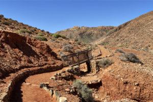 Brücken im Barranco Teguereyde – Wildbäche in der Regenzeit, im Hintergrund der Risco Blanco.