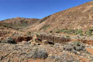 Brücken im Barranco Teguereyde – Wildbäche in der Regenzeit, im Hintergrund der Risco Blanco.