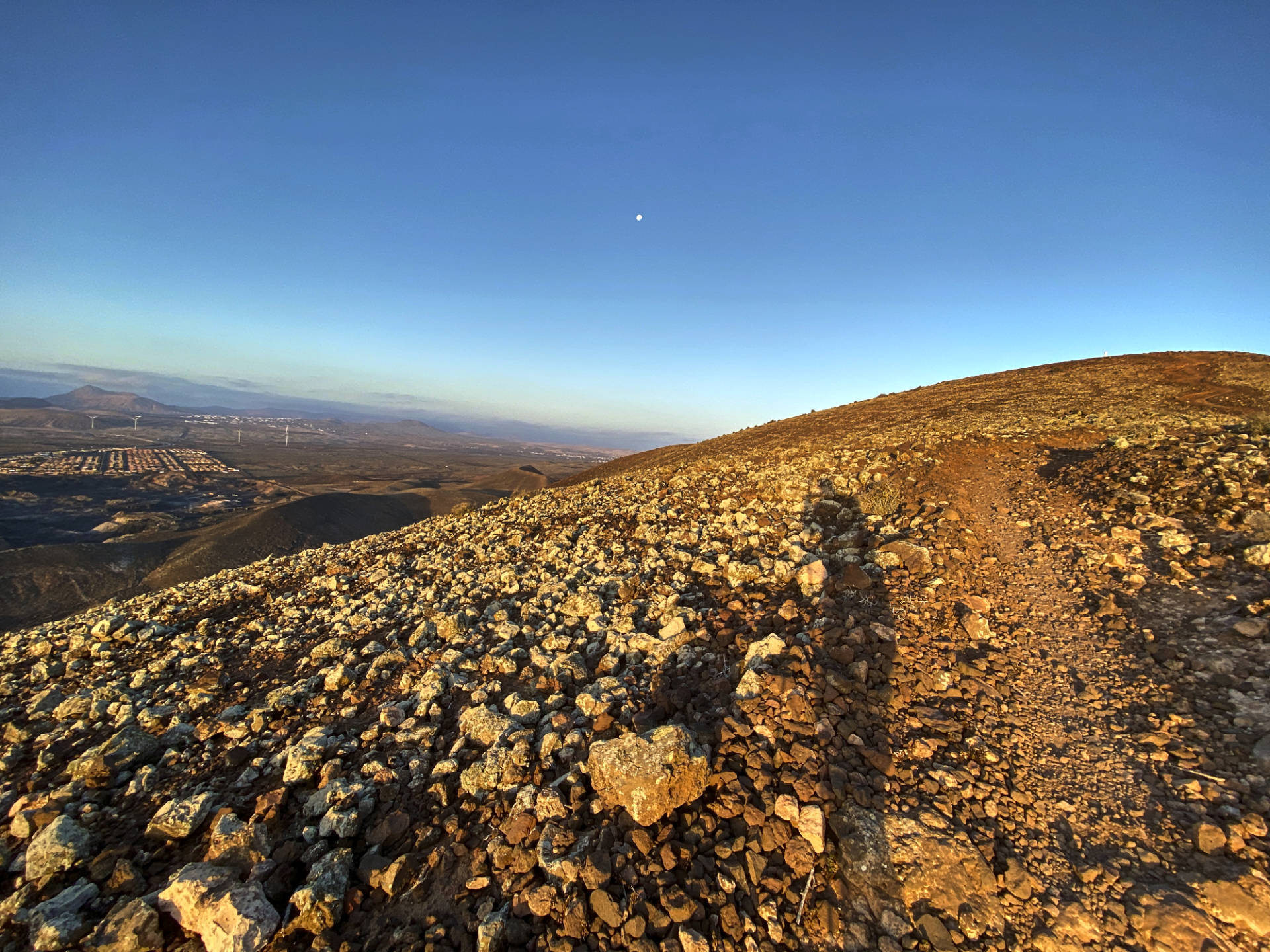 Entlang des Nordgrats des Montaña San Rafael zurück nach Corralejo.