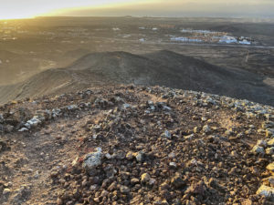 Hinunter am Nordgrat im frühen Gegenlicht – links Corralejo, rechts die Urbanizacion la Capellanía (aka Tamaraqua), dahinter El Jable.