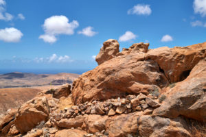 Blick vom Risco de la Peña auf die Westküste von Fuerteventura.