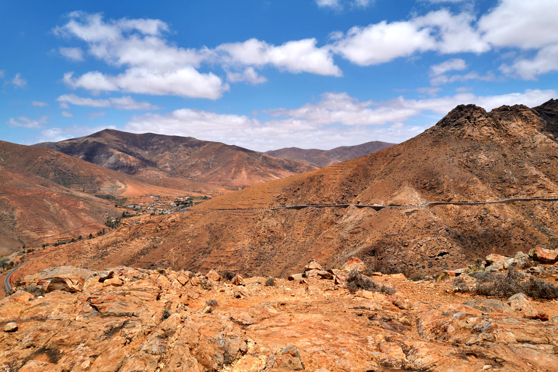 Blick vom Risco de la Peña auf die FV-30 und Vega de Río Palmas.