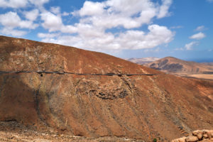 Blick vom Risco de la Peña auf die FV-30 und Richtung Pájara.