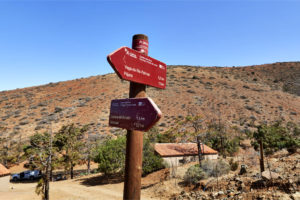 Aus dem Barranco de los Charcos und dem Parque rural Castillo de Lara hinauf zum Degollada de los Pasos (569m).