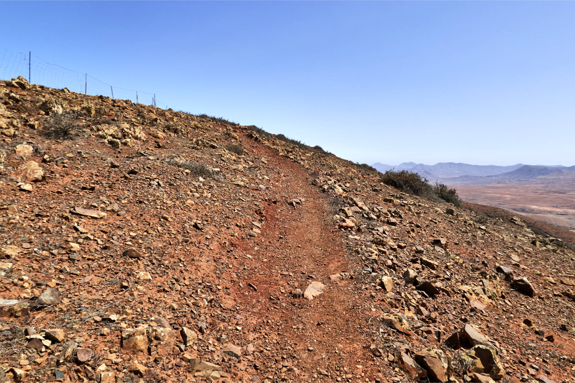 Die Piste hinüber zum Morro de Velosa (675m) geht in einen Trail über.