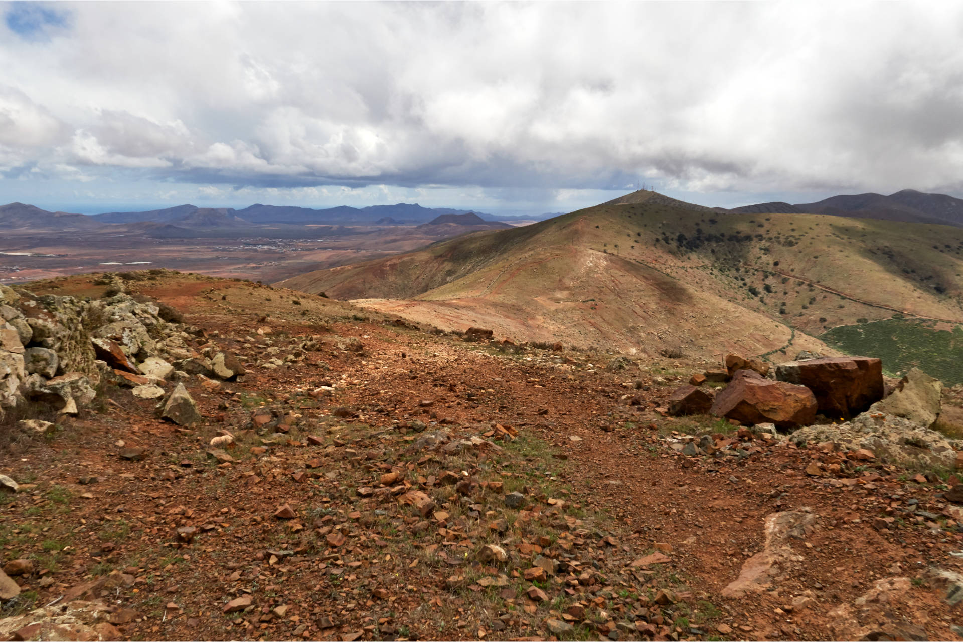 Blick über den Degollada de la Villa (584) – in weiter Ferne der Morro Janana (672m).