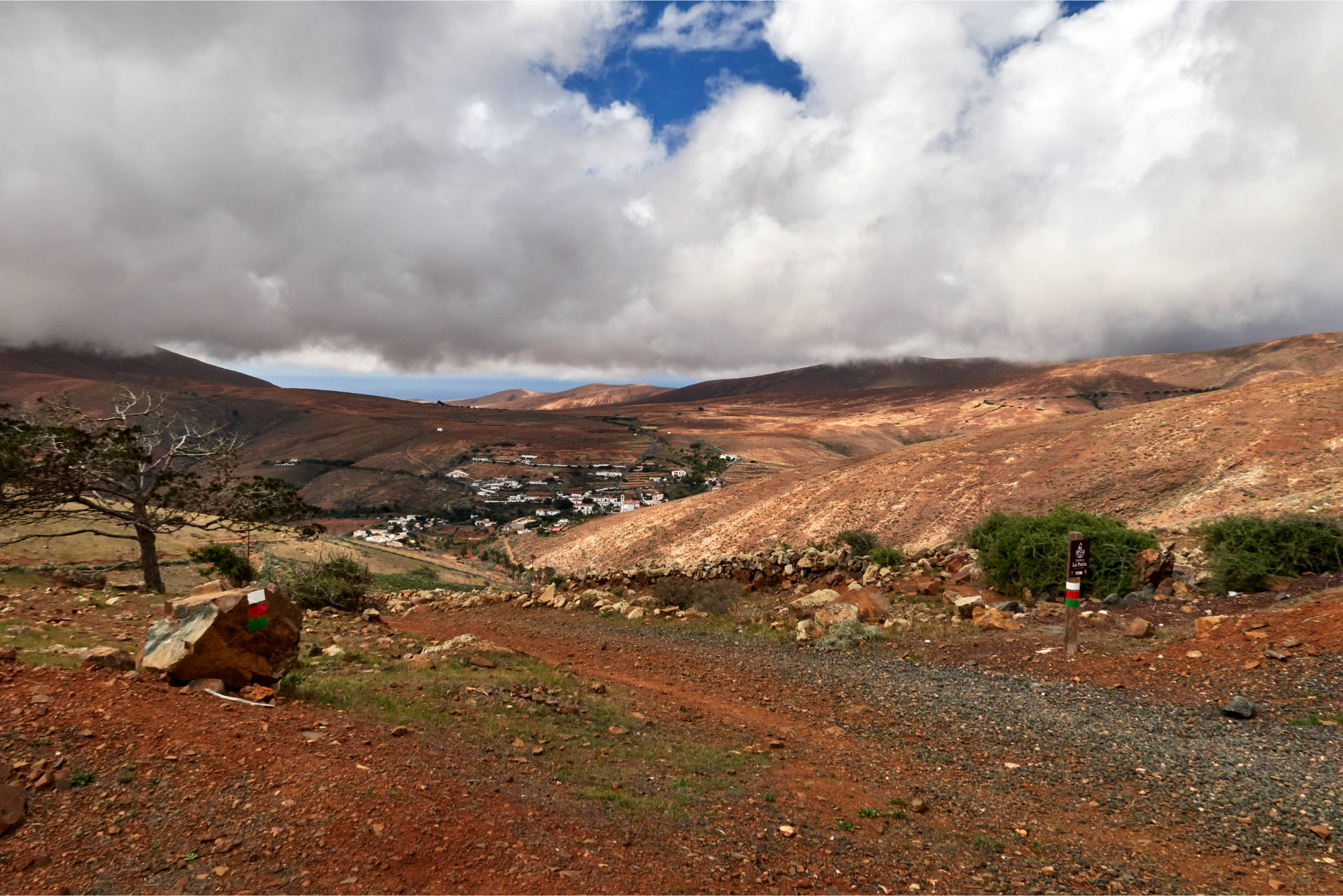 Blick vom Degollada de la Villa (584) auf Betancuria.