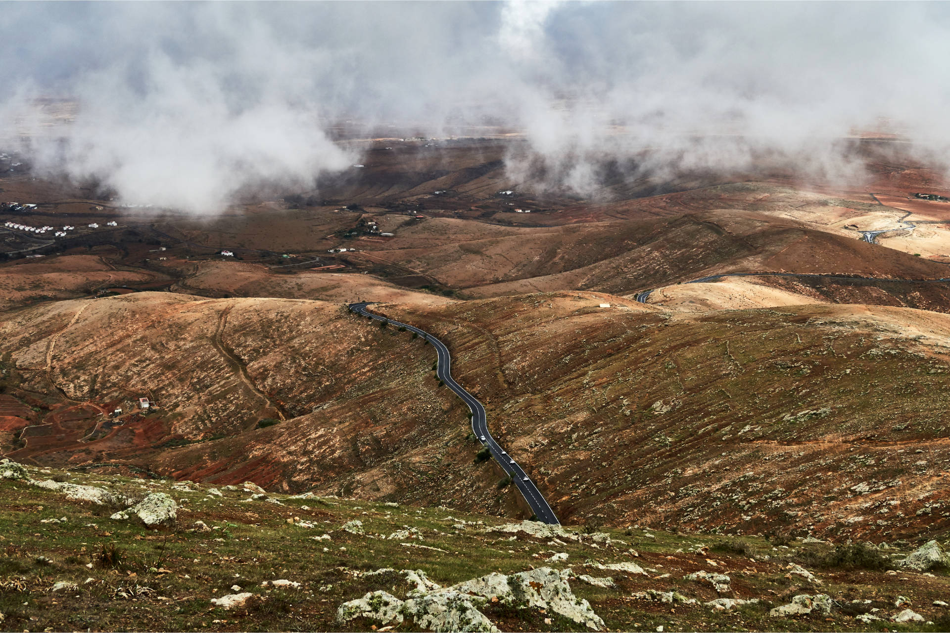 Blick vom Morro de Velosa o del Convento (675m) hinunter auf die FV-30 Richtung Nordosten.