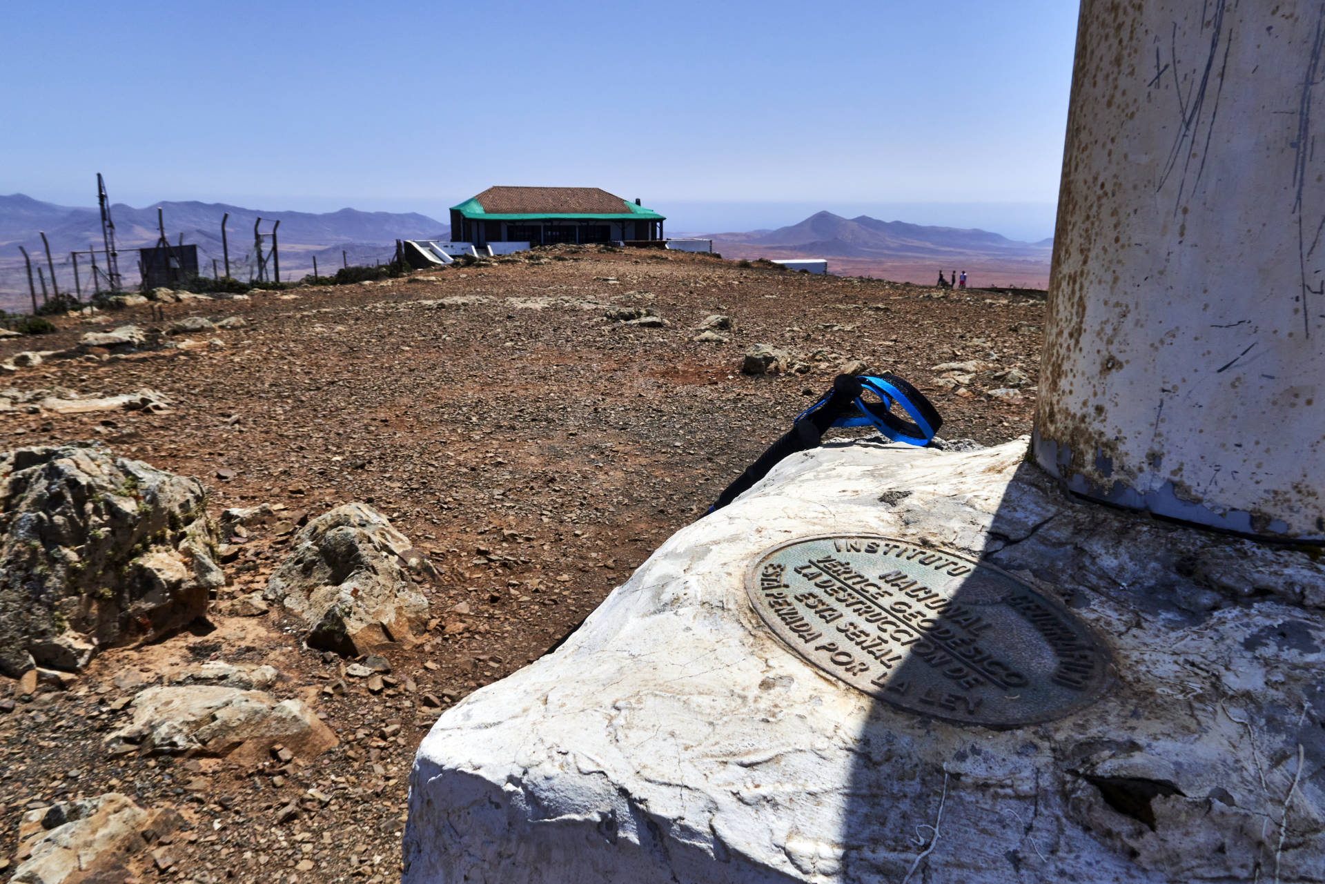 Der Messpunkt des Instituto Geográfico Nacional de España am Morro de Velosa o del Convento (675m).