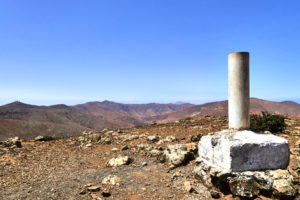 Der Messpunkt des Instituto Geográfico Nacional am Morro de Velosa o del Convento (675m) in weiter Ferne der Morro Janana (672m).