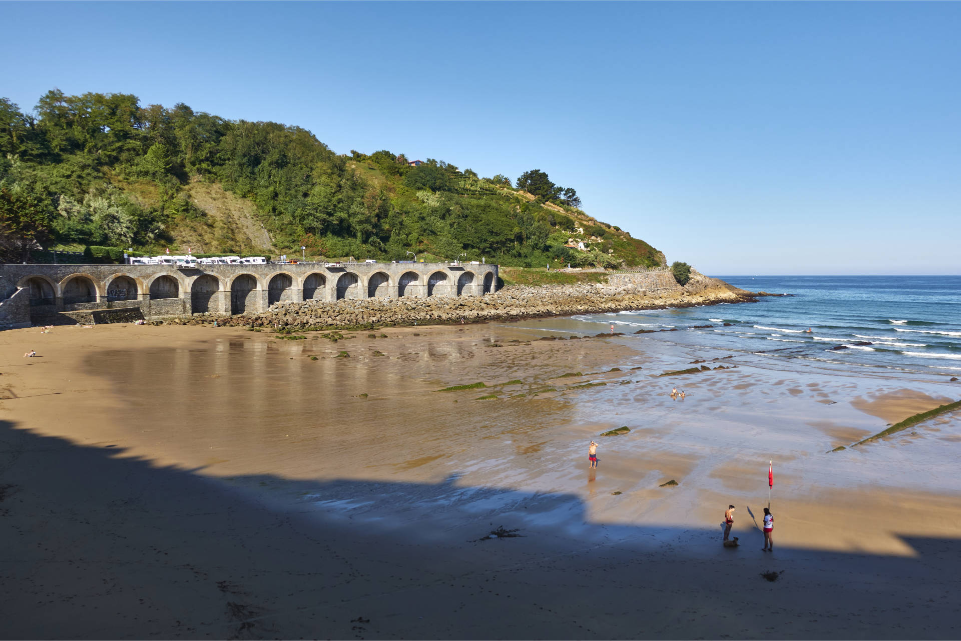 Der Strand Gaztetape Hondartza westlich von Getaria.