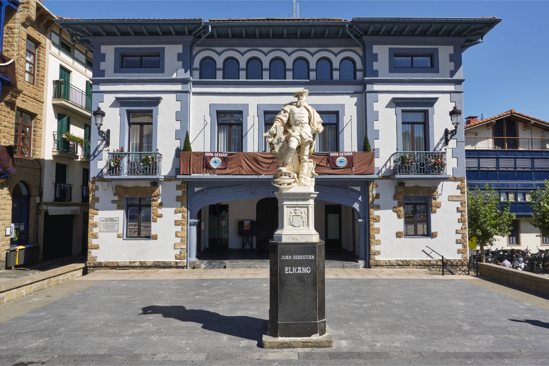 Denkmal zu Ehren Juan Sebastián Elcano in Getaria.