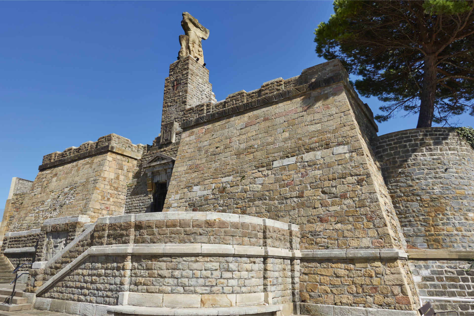 Monument zu Ehren Juan Sebastián Elcano in Getaria.