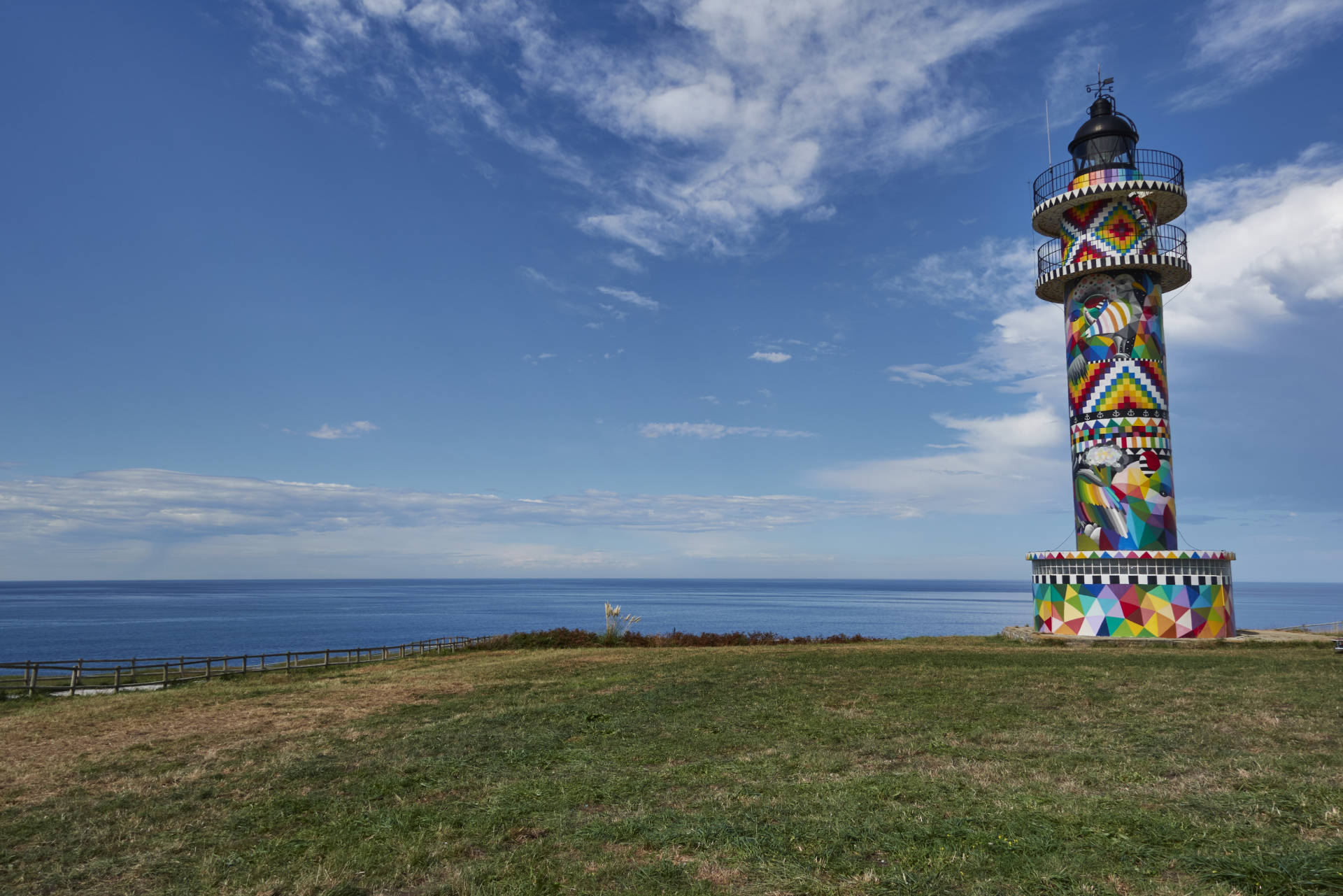 Faro de Ajo im Design des kantabrischen Künstlers Okuda San Miguel.