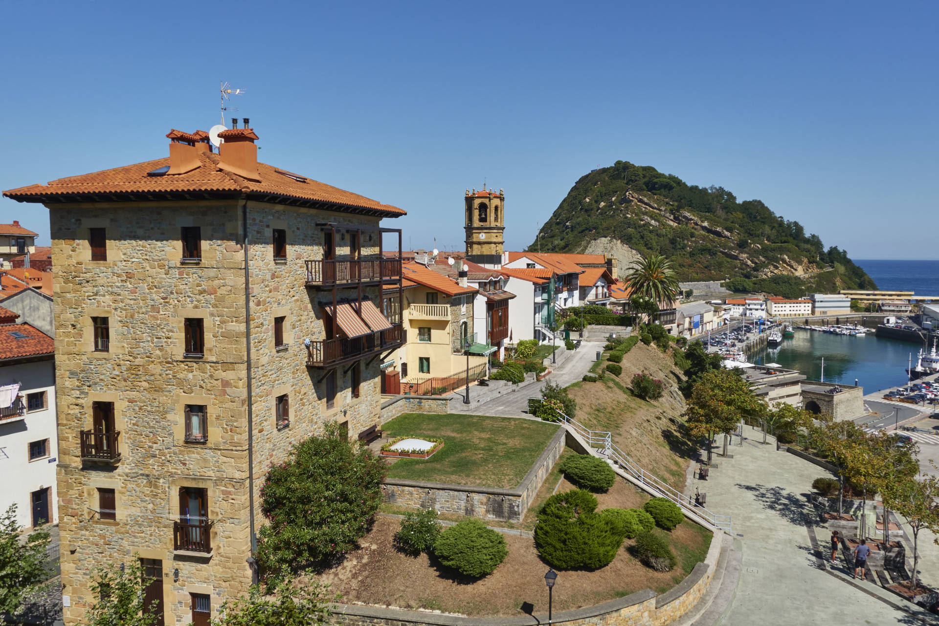 Blick vom Monument Juan Sebastián Elcano in Getaria auf San Salbador eliza und Mont San Anton.