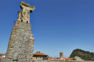 Monument zu Ehren Juan Sebastián Elcano in Getaria.