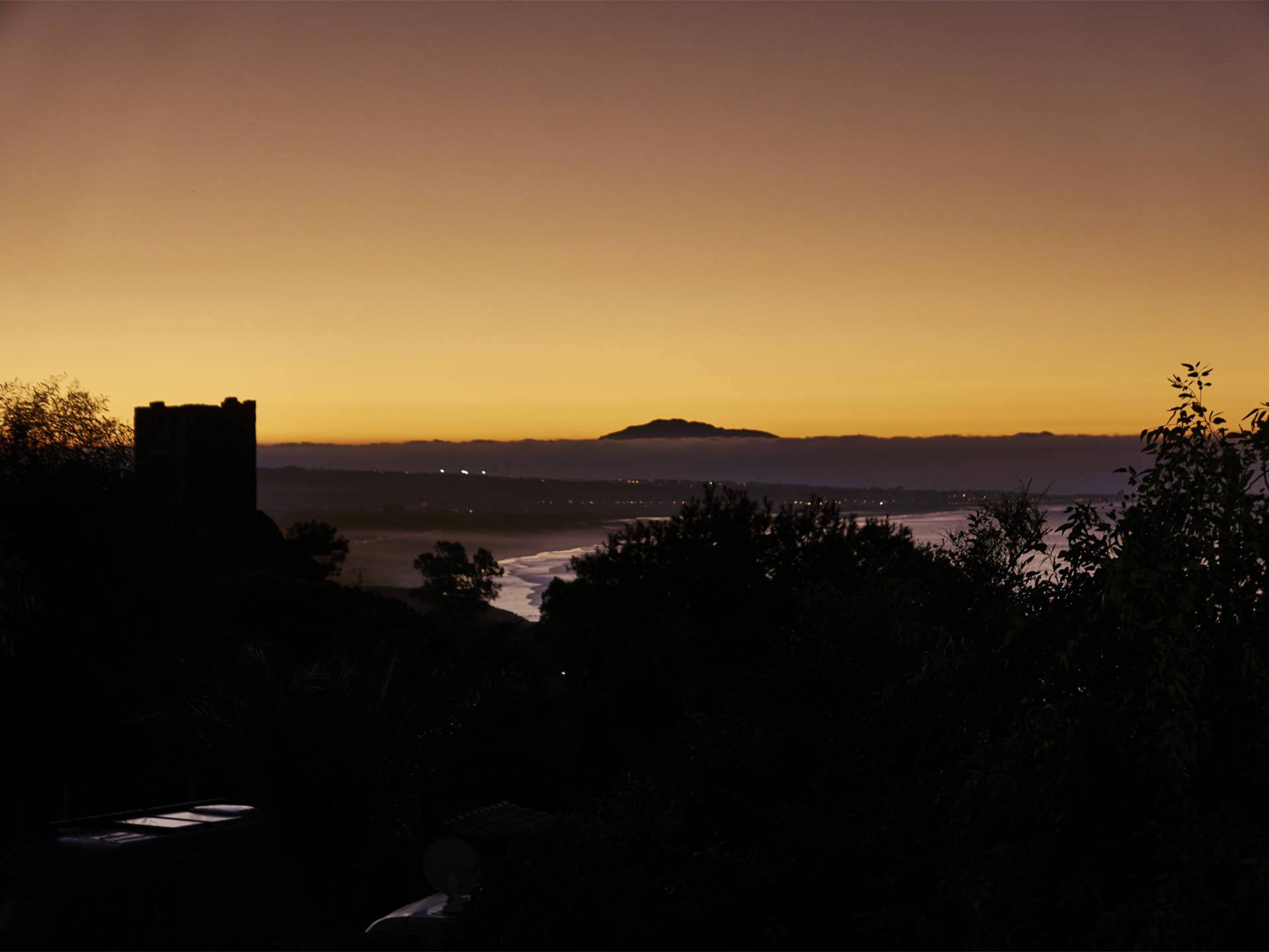 Blick bei Sonnenaufgang vom Camping Torre de la Peña Tarifa über die Strasse von Gibraltar auf die Berge Marokkos im Januar.