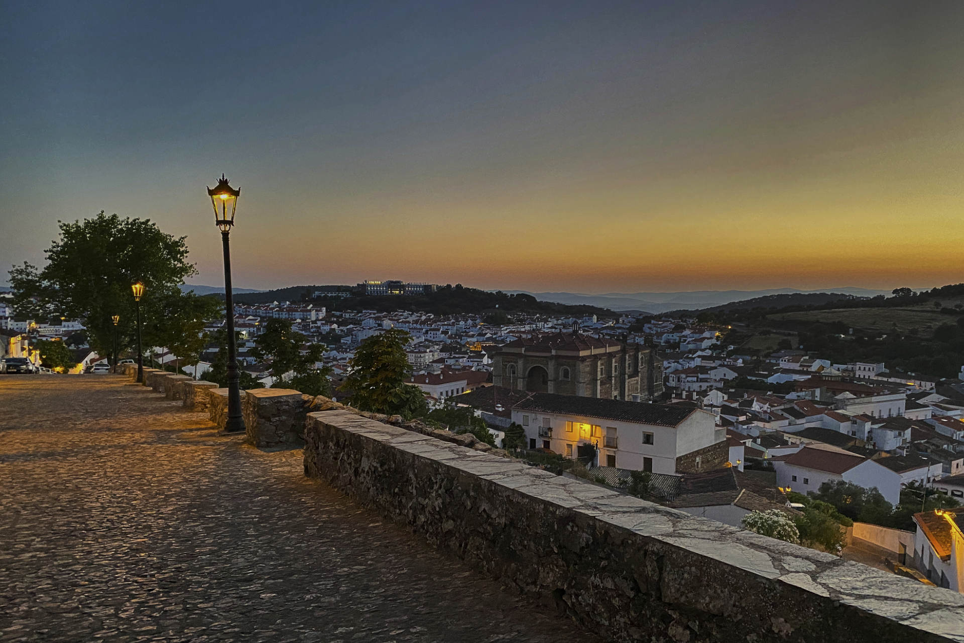 Blick vom Castillo de Aracena in Andalusien – 26 Grad liegt im Juli um 6 Uhr früh über Aracena.