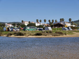 Van- und Surflife im Winter am Playa de Bolonia nahe Tarifa.