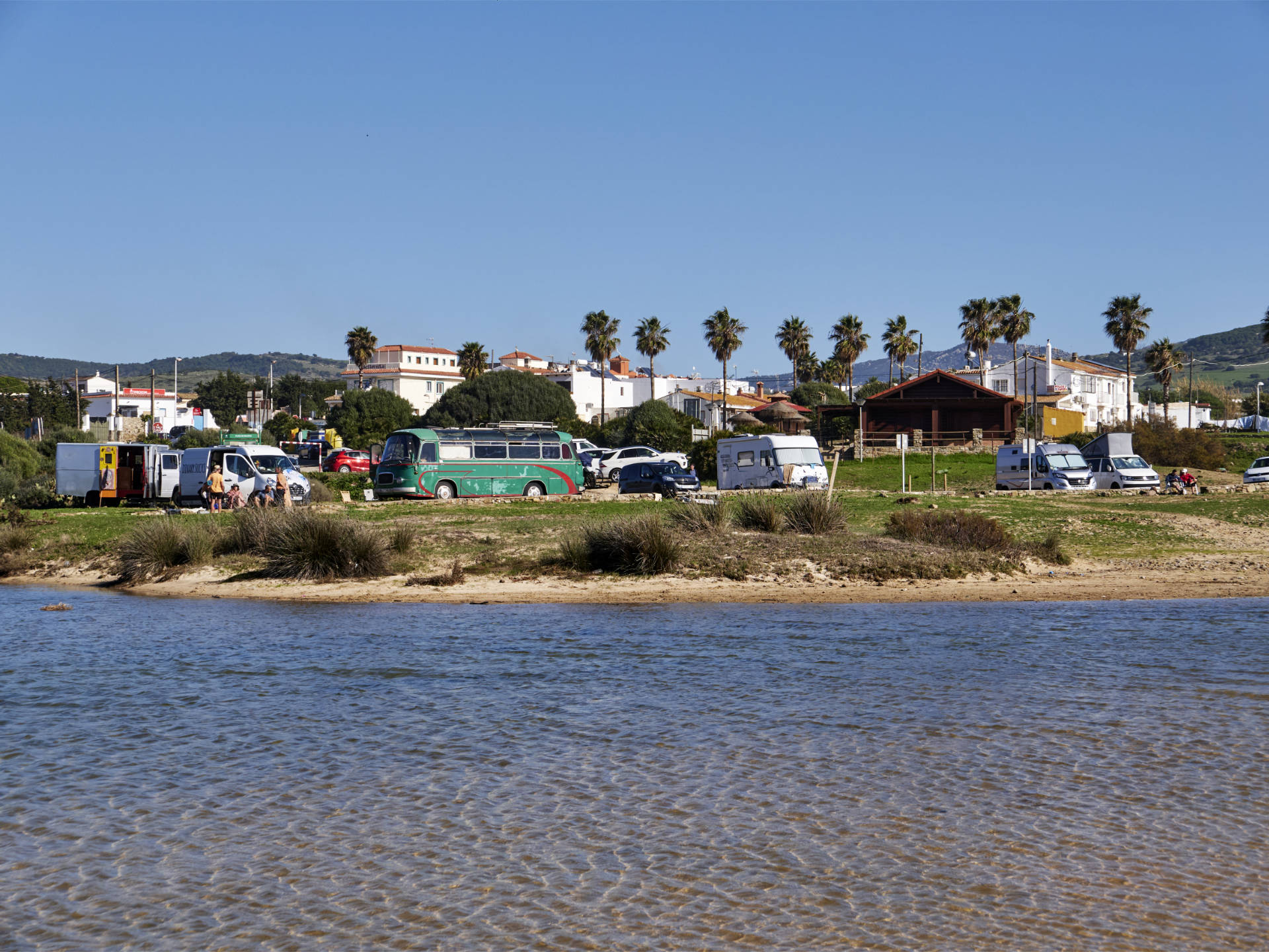 Van- und Surflife im Winter am Playa de Bolonia nahe Tarifa.