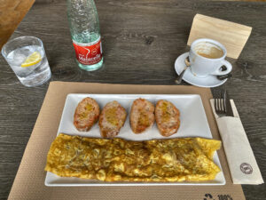 Desayuno – Porteinbombe tortilla francesa de tres huevos y pan tomate.